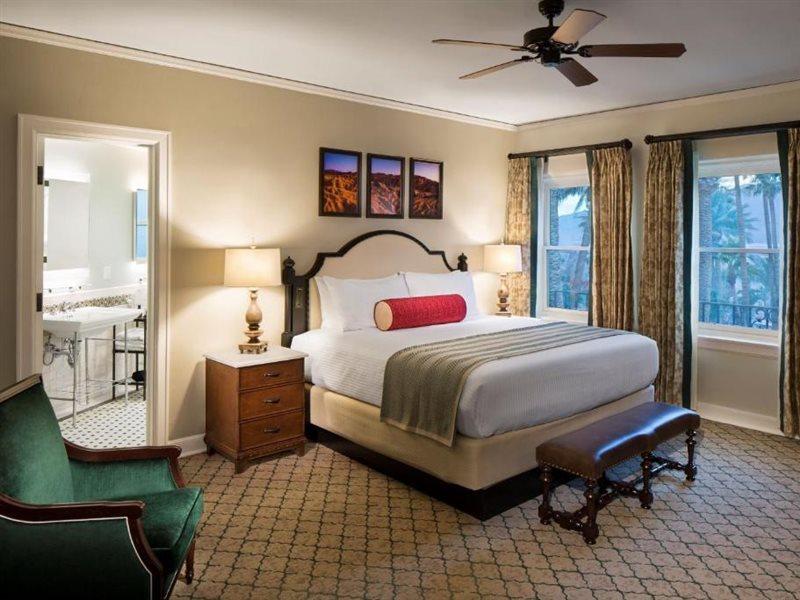 The Inn At Indian Village Екстериор снимка A bedroom at the Inn at Disney's Vero Beach Resort