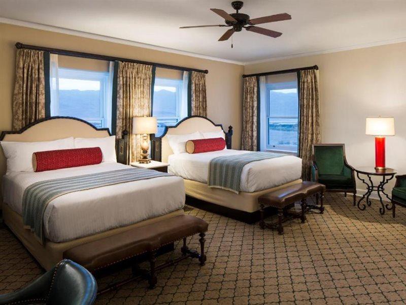 The Inn At Indian Village Екстериор снимка A guest room at the Omni Shoreham Hotel