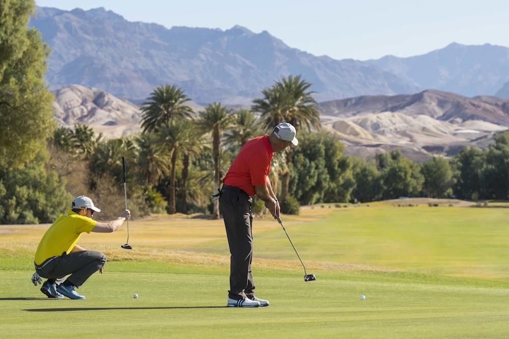 The Inn At Indian Village Екстериор снимка Golfers at the 2011 Waste Management Phoenix Open
