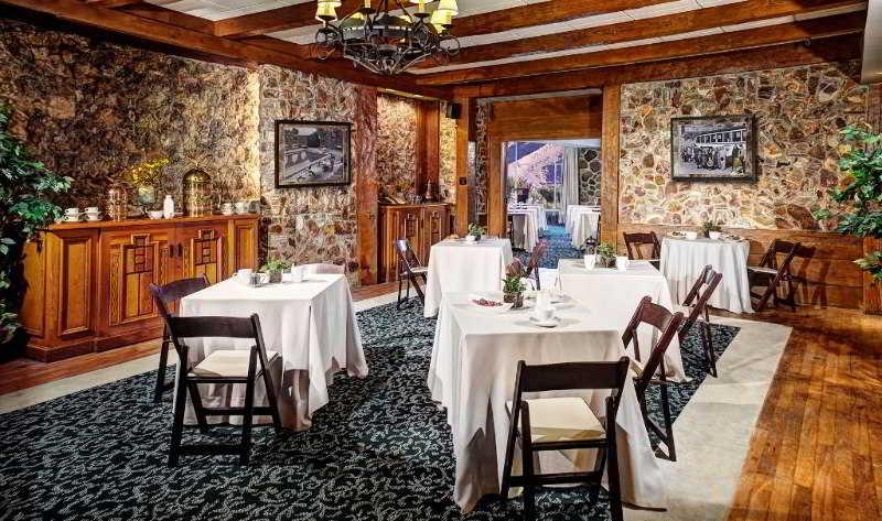 The Inn At Indian Village Екстериор снимка The dining room at the Inn at the Opera