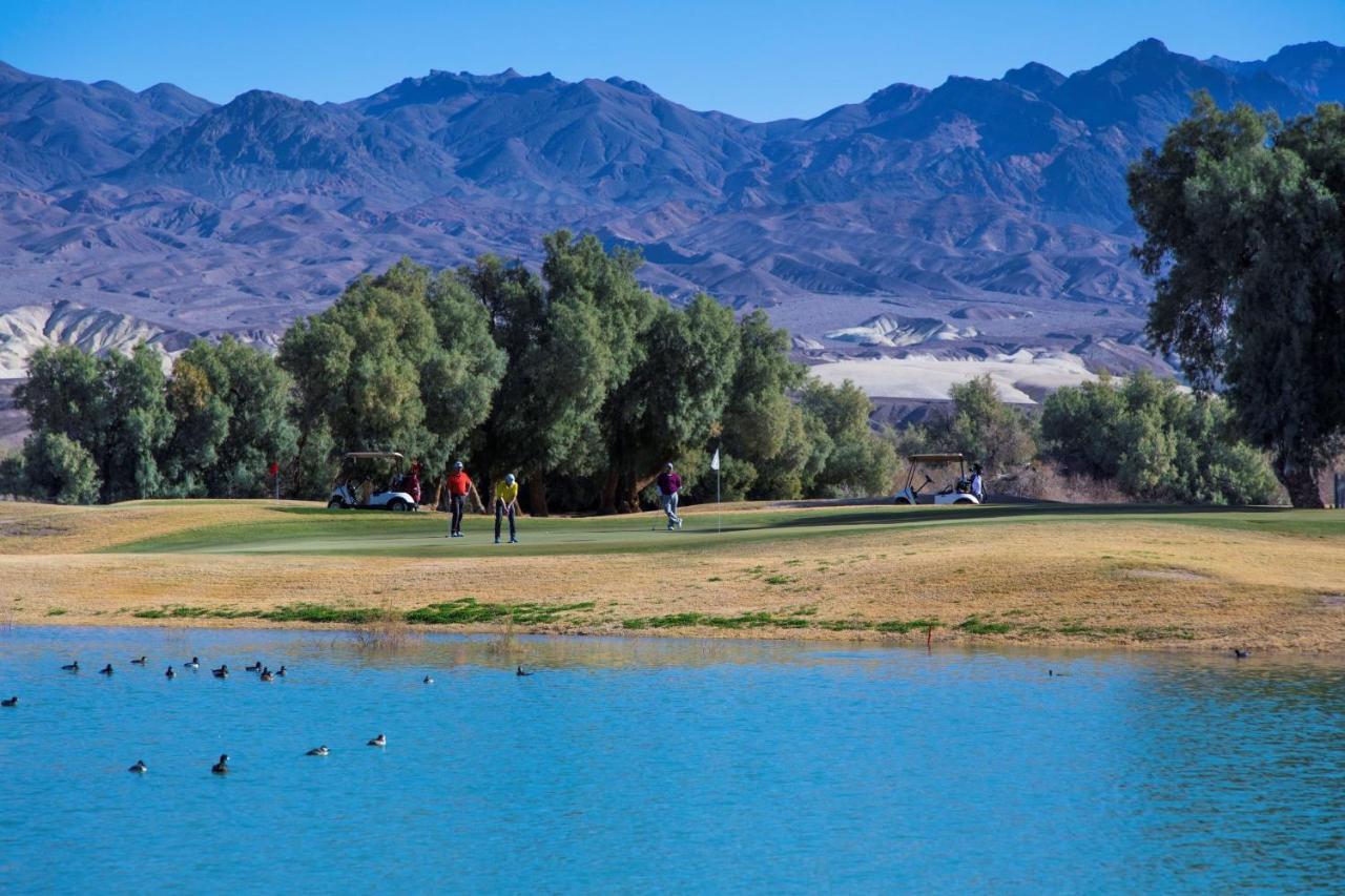 The Inn At Indian Village Екстериор снимка Golfers at the 18th green of the Mountain Shadows Golf Club